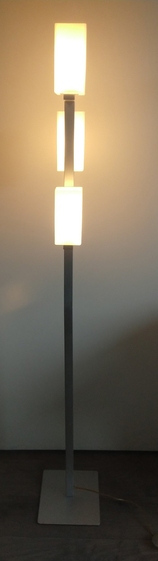 Lampadaire avec abat-jour carré en verre laiteux