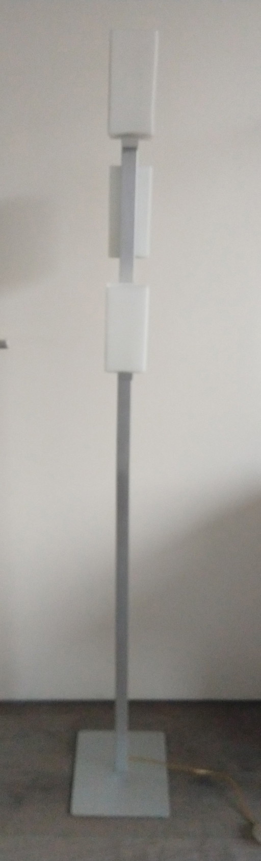 Lampadaire avec abat-jour carré en verre laiteux