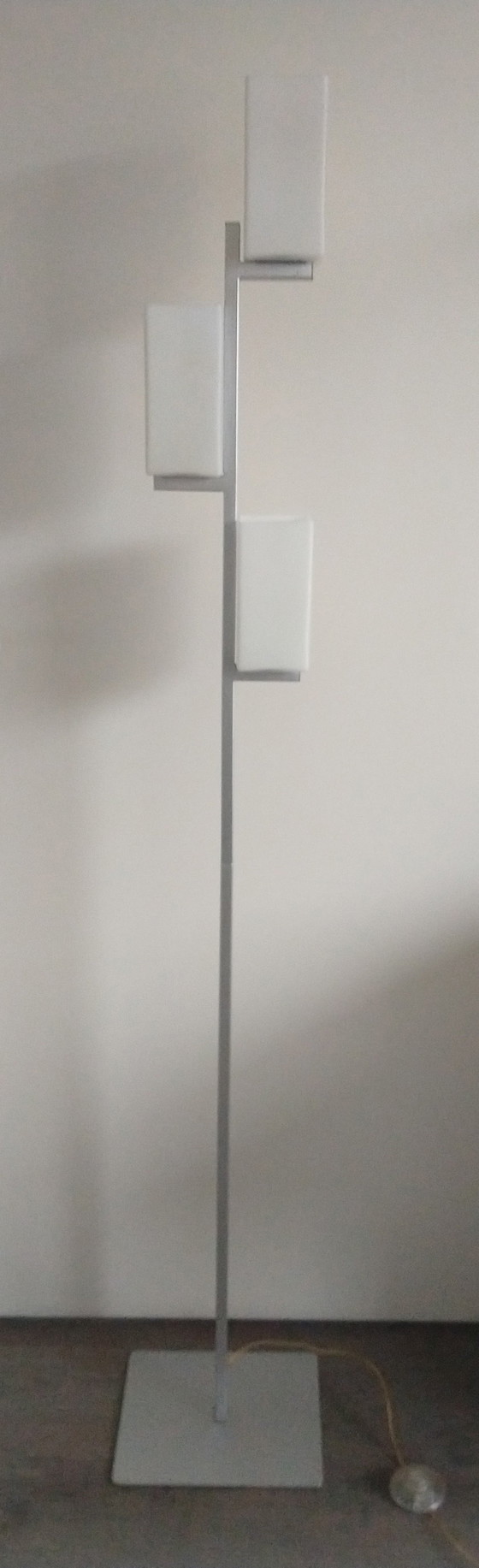 Image 1 of Lampadaire avec abat-jour carré en verre laiteux