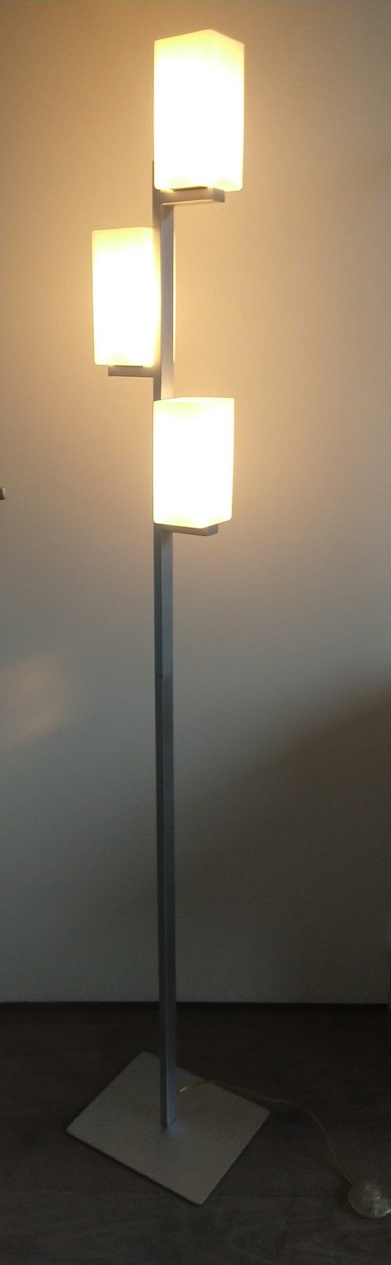 Image 1 of Lampadaire avec abat-jour carré en verre laiteux