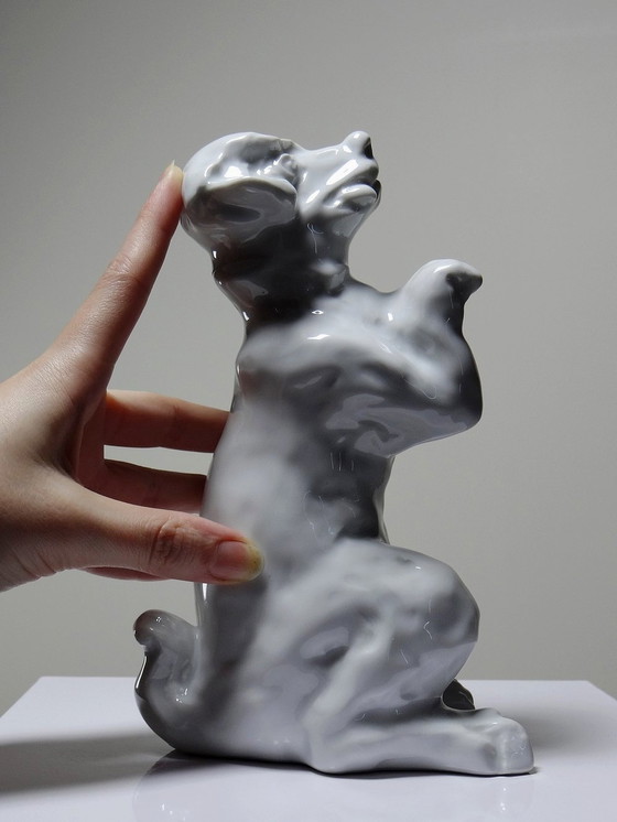 Image 1 of Sujet En Porcelaine Blanche Fine, Chien Fou Faisant Le Beau