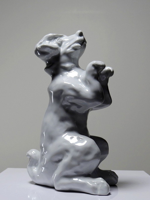 Sujet En Porcelaine Blanche Fine, Chien Fou Faisant Le Beau