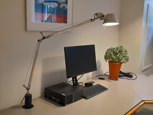 Bureau d'angle Vitra avec tiroirs et lampe de bureau Artemide Tolomeo