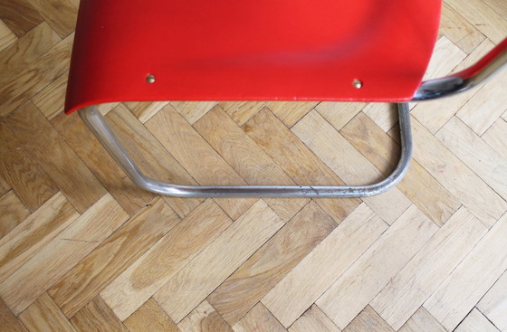 Image 1 of Chaise moderniste en porte-à-faux rouge vif des années 1950