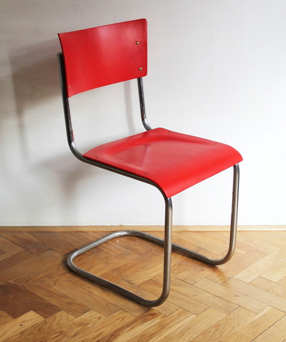 Image 1 of Chaise moderniste en porte-à-faux rouge vif des années 1950