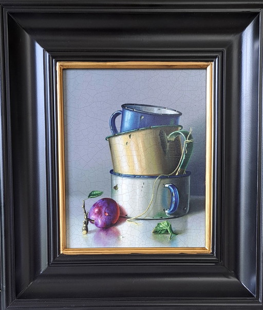 Nature morte avec des tasses en prune et empilées par Rob Ritchie