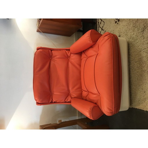 Fauteuil vintage « Orchid » en fibre de verre et skaï orange, conçu par Michel Cadestin pour Airborne.