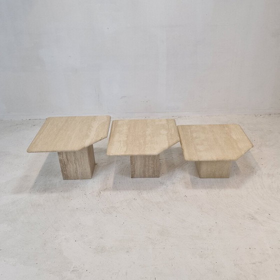 Image 1 of Ensemble de 3 tables d'appoint en travertin, Italie 1980