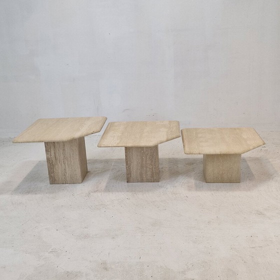 Image 1 of Ensemble de 3 tables d'appoint en travertin, Italie 1980