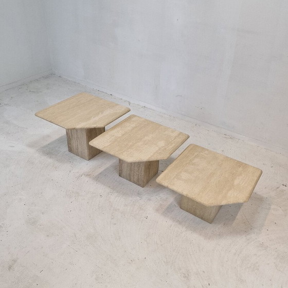 Image 1 of Ensemble de 3 tables d'appoint en travertin, Italie 1980