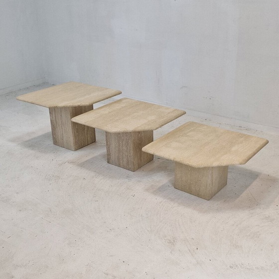 Image 1 of Ensemble de 3 tables d'appoint en travertin, Italie 1980
