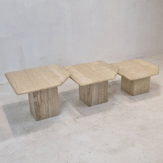 Image 1 of Ensemble de 3 tables d'appoint en travertin, Italie 1980