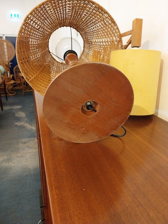 Image 1 of 1 X Lampe de table Elco Lite en faux bambou avec abat-jour en osier.