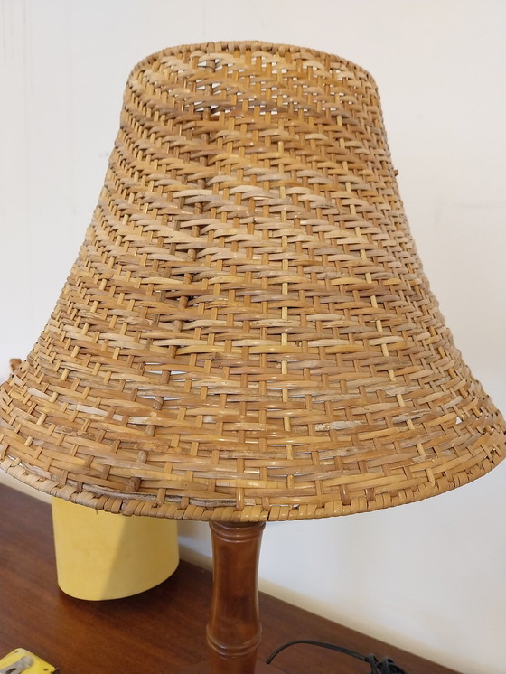 Image 1 of 1 X Lampe de table Elco Lite en faux bambou avec abat-jour en osier.