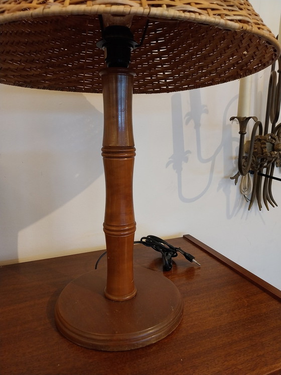 Image 1 of 1 X Lampe de table Elco Lite en faux bambou avec abat-jour en osier.