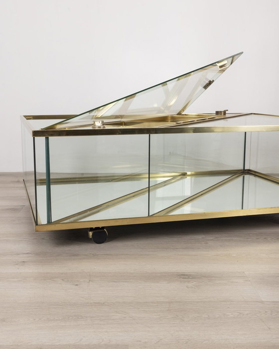 Image 1 of Table basse vintage des années 1960 en laiton doré et cristal design italien