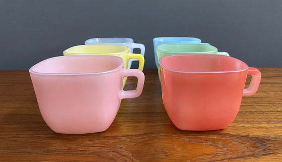 Image 1 of Ensemble de 6 mugs en verre opale 1960S