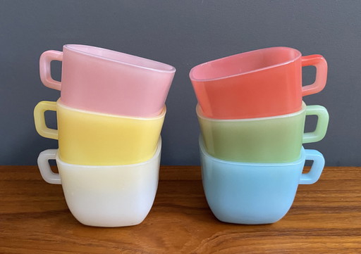 Ensemble de 6 mugs en verre opale 1960S