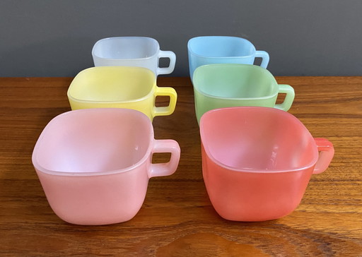 Ensemble de 6 mugs en verre opale 1960S