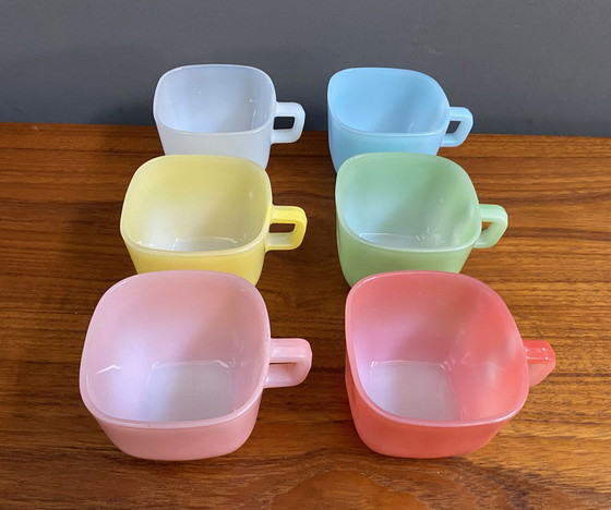 Image 1 of Ensemble de 6 mugs en verre opale 1960S