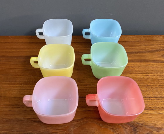 Image 1 of Ensemble de 6 mugs en verre opale 1960S