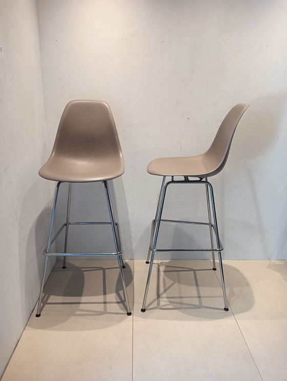 Image 1 of Table et tabourets de bar Vitra Eames