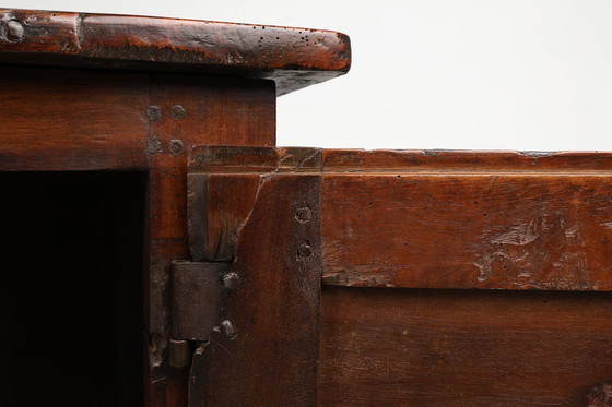 Image 1 of Ancienne armoire espagnole sculptée en chêne du 16ème siècle