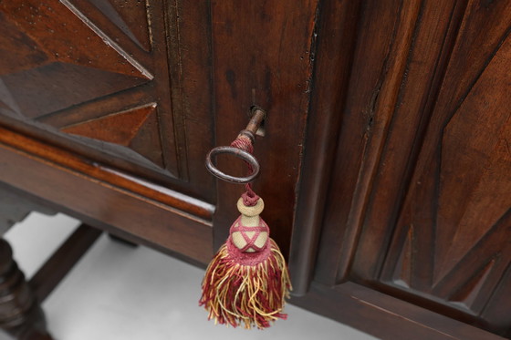 Image 1 of Ancienne armoire espagnole sculptée en chêne du 16ème siècle