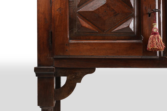 Image 1 of Ancienne armoire espagnole sculptée en chêne du 16ème siècle
