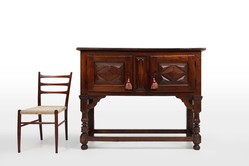 Ancienne armoire espagnole sculptée en chêne du 16ème siècle