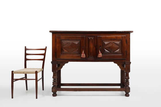 Image 1 of Ancienne armoire espagnole sculptée en chêne du 16ème siècle