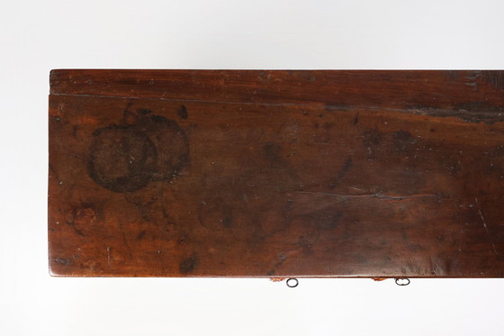 Image 1 of Ancienne armoire espagnole sculptée en chêne du 16ème siècle