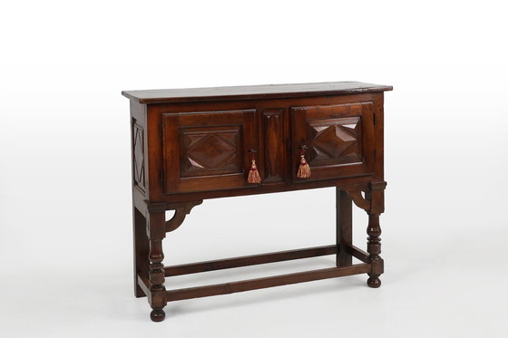 Image 1 of Ancienne armoire espagnole sculptée en chêne du 16ème siècle