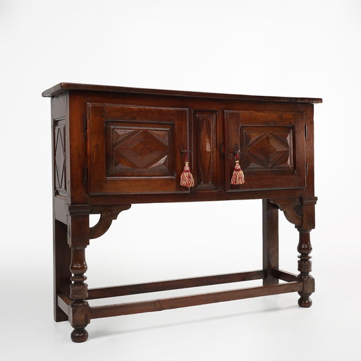 Ancienne armoire espagnole sculptée en chêne du 16ème siècle