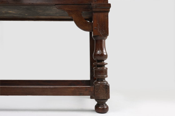 Image 1 of Ancienne armoire espagnole sculptée en chêne du 16ème siècle