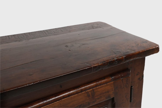 Image 1 of Ancienne armoire espagnole sculptée en chêne du 16ème siècle