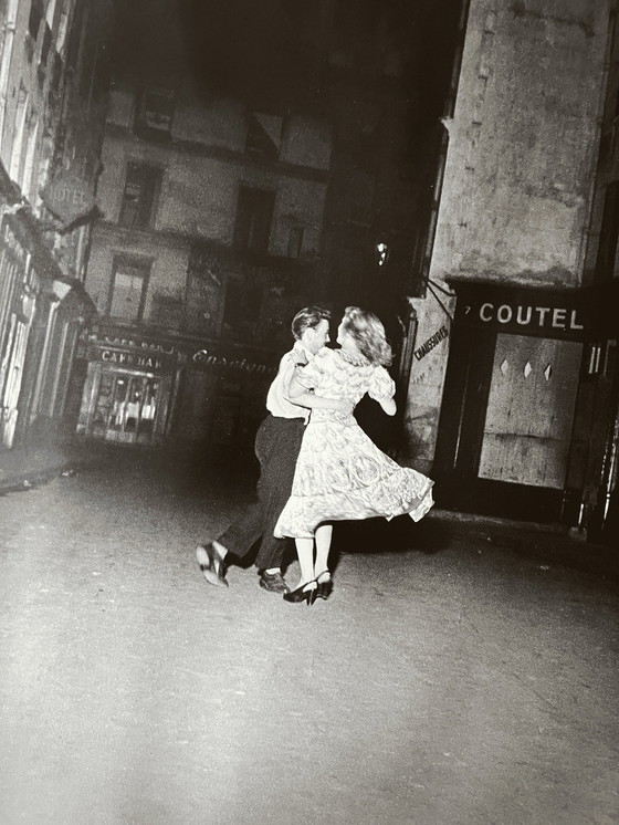 Image 1 of Rare affiche encadrée de la photographie emblématique de Robert Doisneau, "La dernière valse