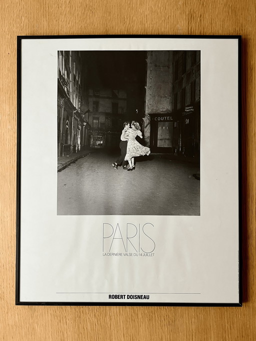 Rare affiche encadrée de la photographie emblématique de Robert Doisneau, "La dernière valse