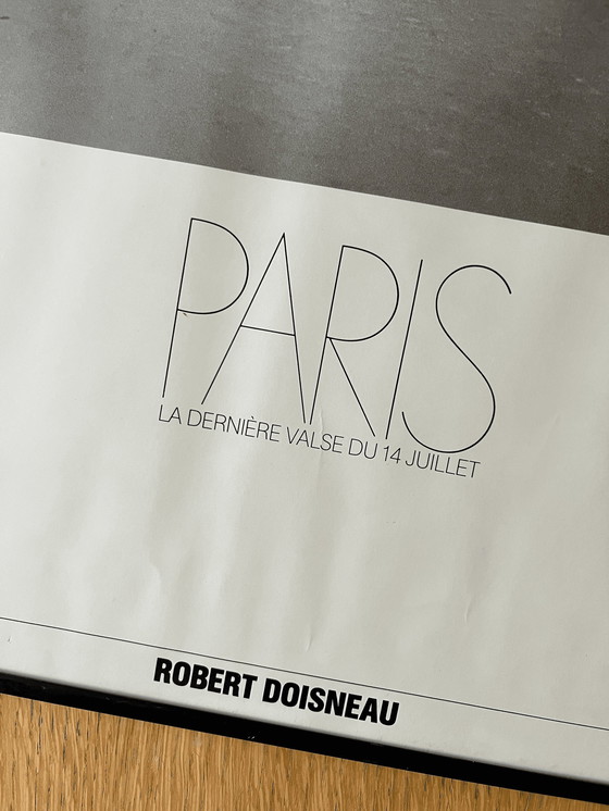 Image 1 of Rare affiche encadrée de la photographie emblématique de Robert Doisneau, "La dernière valse