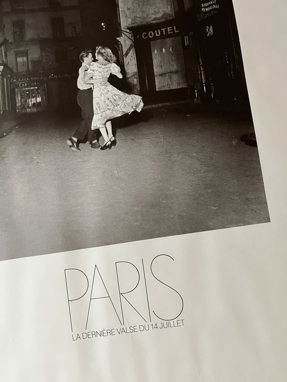 Image 1 of Rare affiche encadrée de la photographie emblématique de Robert Doisneau, "La dernière valse