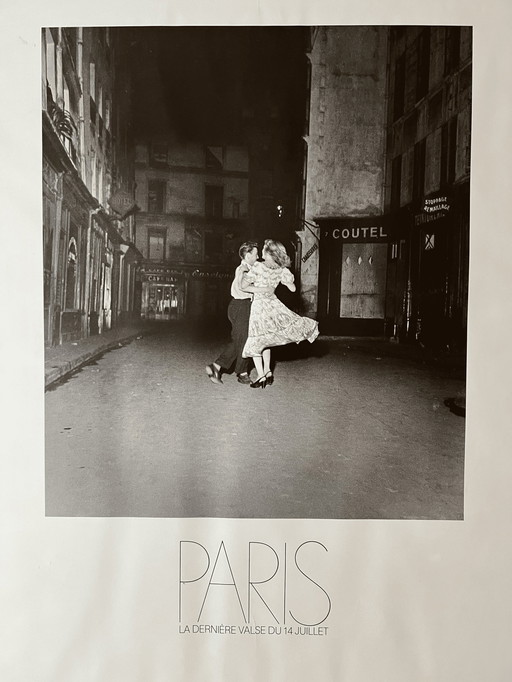 Rare affiche encadrée de la photographie emblématique de Robert Doisneau, "La dernière valse