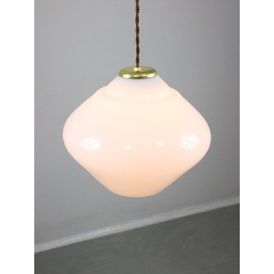 Image 1 of Lampe suspendue italienne du milieu du siècle en opaline blanche et laiton.