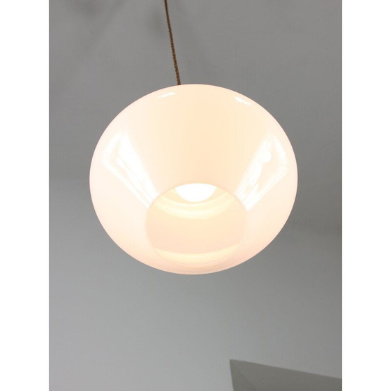 Image 1 of Lampe suspendue italienne du milieu du siècle en opaline blanche et laiton.