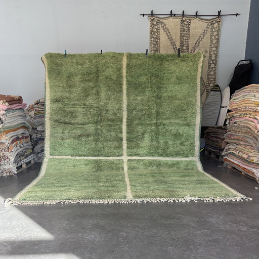 Très grand tapis marocain en laine verte