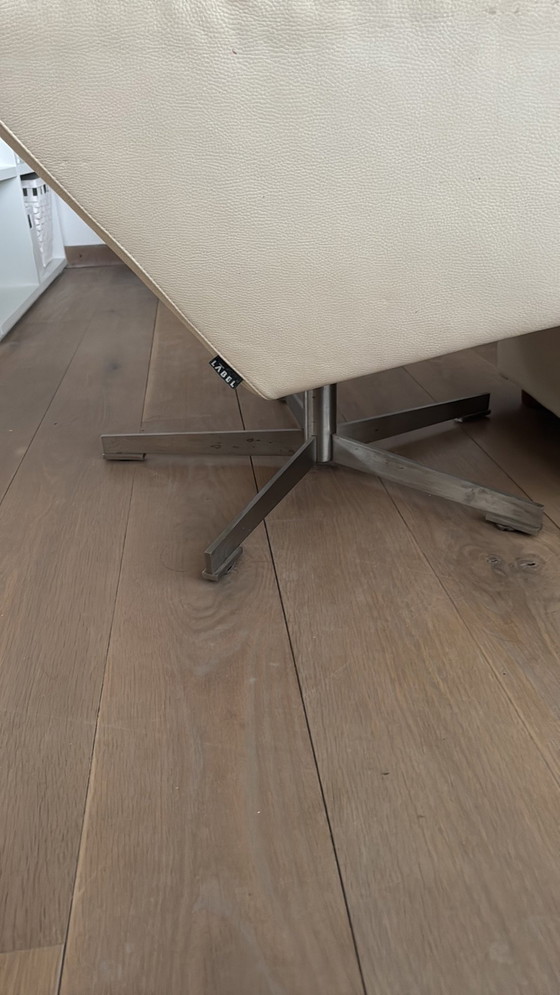 Image 1 of Fauteuil en cuir crème avec pouf