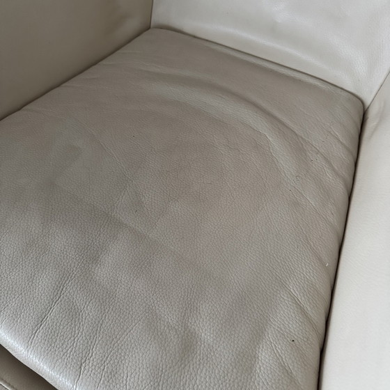 Image 1 of Fauteuil en cuir crème avec pouf