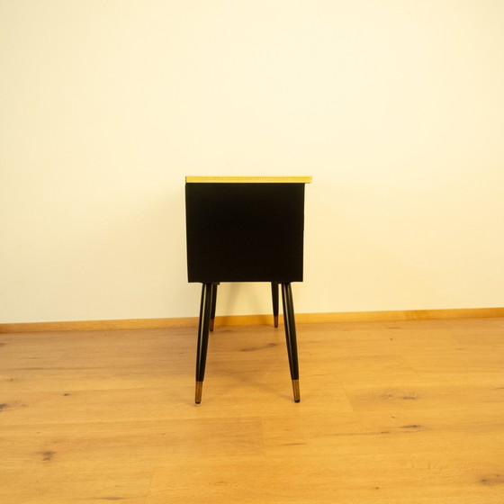 Image 1 of Petite commode avec plateau en Resopal noir, années 1950