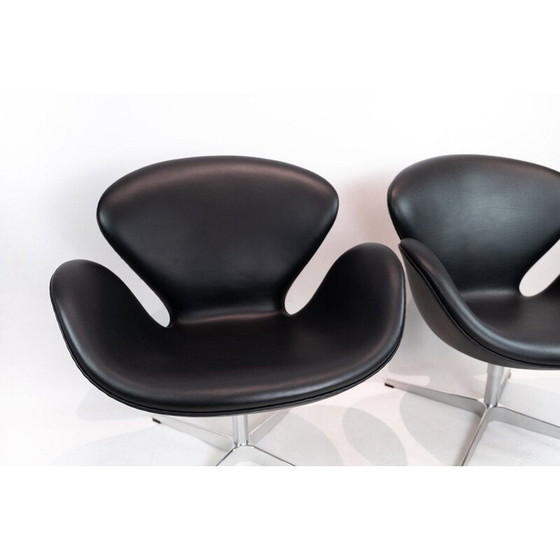 Image 1 of Paire de fauteuils cygne vintage "3320" par Arne Jacobsen pour Fritz Hansen, 1958