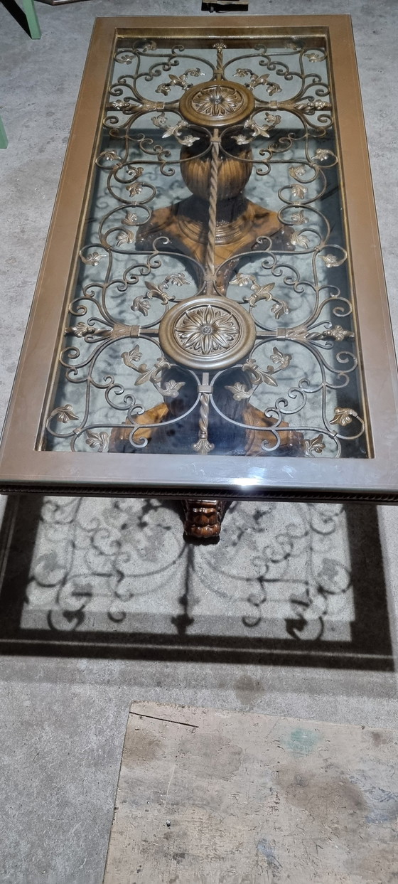 Image 1 of Fine Decorative Dining Table With Glass Top (Table à manger décorative avec plateau en verre)