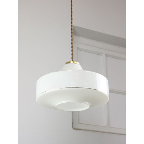 Image 1 of Lampe suspendue vintage en verre blanc et laiton, Italie